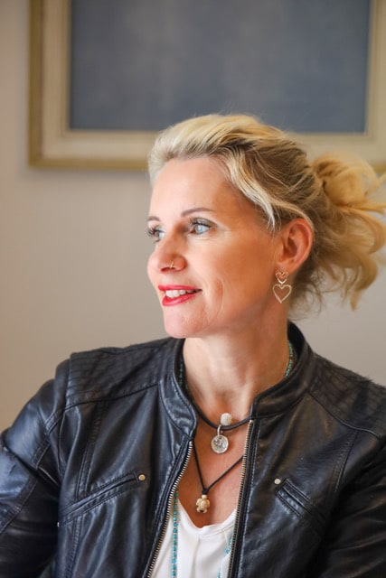 Anja Ogris im Profil mit schwarzer Lederjacke
